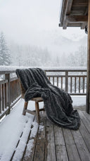 Plaid fausse fourrure stark waro posé sur une chaise