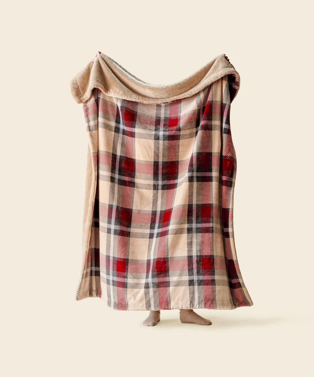 Plaid télécabine beige waro polaire tendu par une personne sur un fond beige  