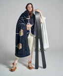 Plaid polaire motif télécabine bleu autours d’une femme