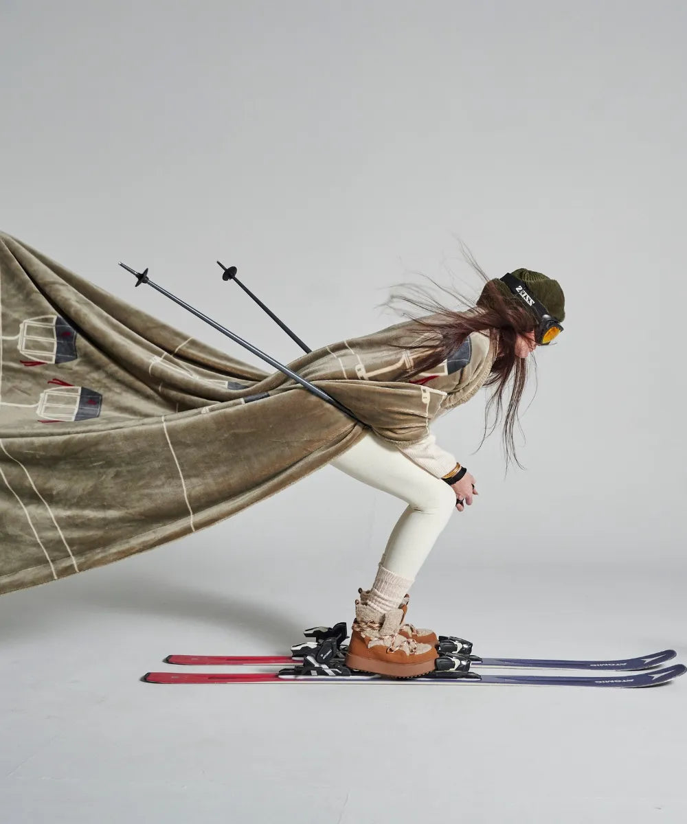 Plaid télécabine fleece taupe waro on the back of a woman skiing