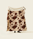 Plaid polaire cow waro tendu par une personne 