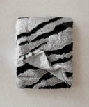 Plaid fausse fourrure zebra waro posé à plat plié