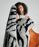 Plaid fausse fourrure zebre emmitouflé autours d’une femme