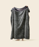 Plaid fausse fourrure stark tendu par une personne