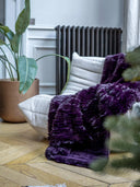 Plaid Vague Prune WARO – plaid prune posé sur fauteuil