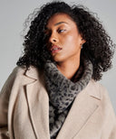 Plastron fourrure leopard gris waro porté par une femme