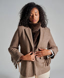 Plastron en fausse fourrure marron waro  porté par une femme 