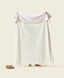 Plaid polaire ours blanc waro tendu par une personne
