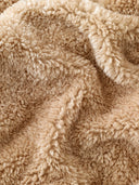 Détail de la texture en fausse fourrure du porte-clefs moumoute Teddy WARO, matière douce et chaleureuse style cocooning.
