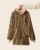 WARO Chill Léopard plaid sweater hanging on a hanger, lined with beige fleece and leopard print.