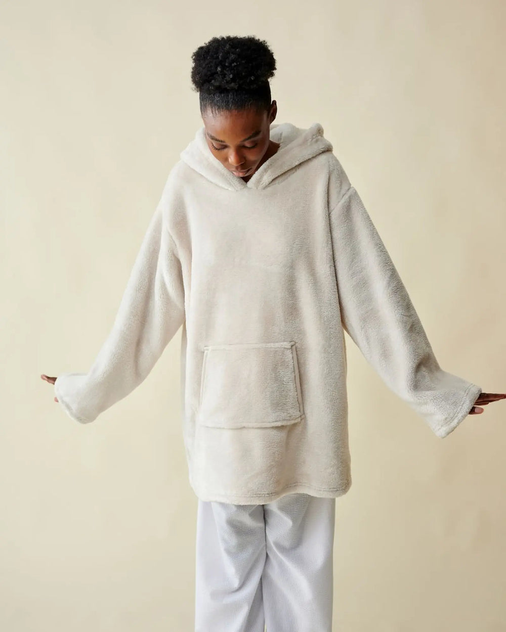 WARO cream Chill Teddy plaid sweater worn from the front, loose-fitting with kangaroo pocket, cocooning style.