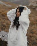 Pull Plaid Chill Teddy Crème WARO porté en pleine nature, vêtement cocooning chaud et confortable.