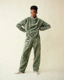 Pyjama polaire vert WARO porté par femme, vue de face.