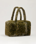 Sac weekender léopard kaki waro posé sur un fond beige
