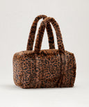 Sac weekender fausse fourrure waro posé sur un fond beige 