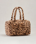 Sac weekender leopard fausse fourrure waro posé sur un fond beige