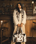 Sac Weekender Vache WARO – modèle tenant le sac