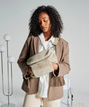 Sac banane fourrure ivoire WARO – modèle portant le sac