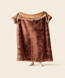 Plaid fausse fourrure sauvage waro tendu par une personne