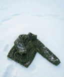 Sweater léopard kaki fourrure waro posé sur la neige