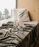 Plaid telecabine polaire waro posé sur un banc