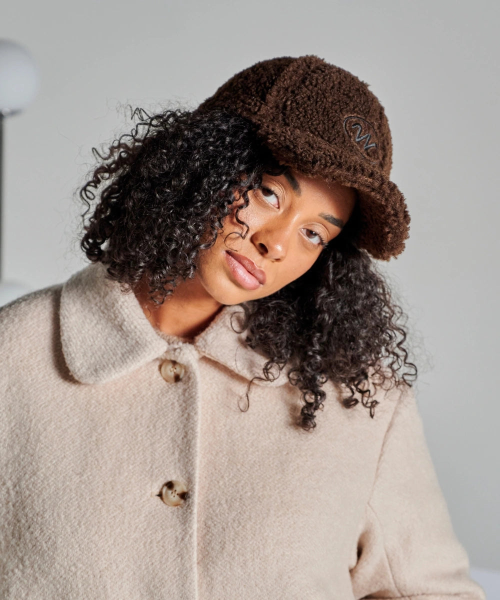 Casquette teddy marron waro porté par une femme