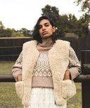 Gilet sans manches teddy waro porté par une femme 