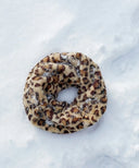 Tour de cou fourrure léopard waro posé sur la neige