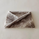 Tour de cou WARO Simple Wolf en fausse fourrure premium, accessoire cocooning chaud et élégant pour l’hiver.