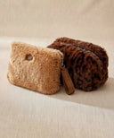 Pochette teddy camel WARO associée à une trousse léopard marron en fausse fourrure