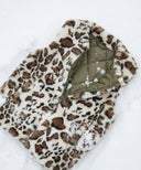 Veste kaki leopard posé sur la neige