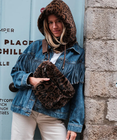 Banane fourrure leopard marron porté par une femme