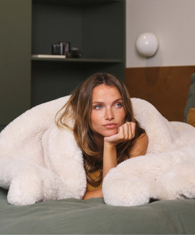 Plaid fausse fourrure beige waro autours d’une femme