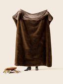 Plaid en fausse fourrure marron bear waro  présenté à plat