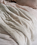 Le couvre-lit king size en lin waro  apporte élégance naturelle et confort à votre chambre.