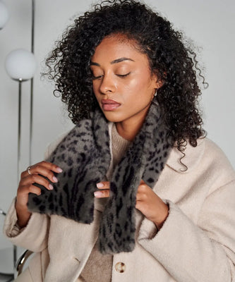 Grey leopard faux fur scarf - Soft and practical – The Waro