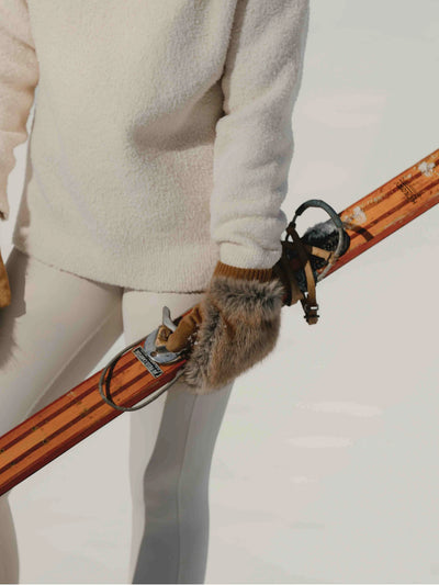 Moufles fausse fourrure waro tient un bâton de ski 