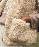 Gros plan sur le gilet sans manches  teddy beige waro 