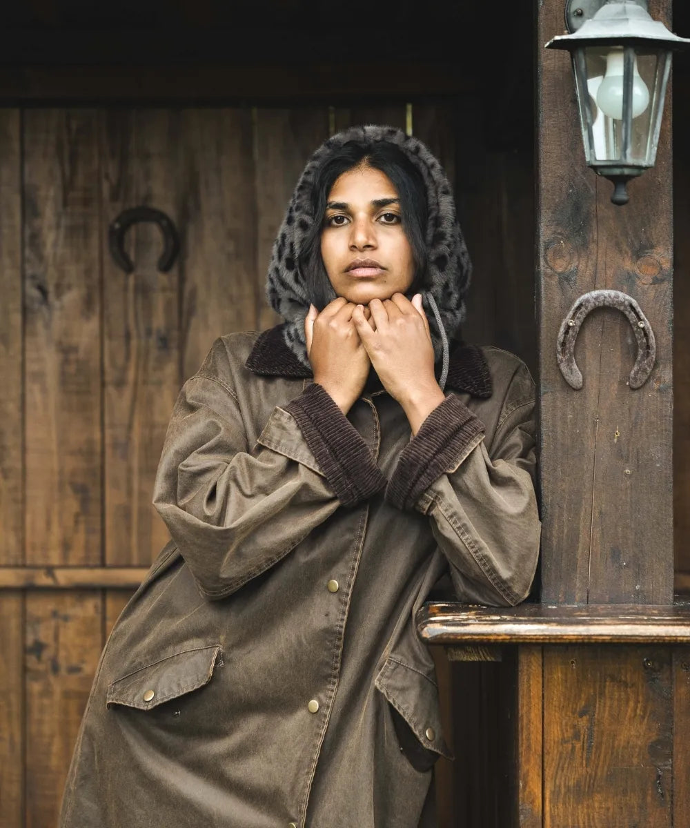 Femme  ajustant une cagoule  fourrure léopard grise waro
