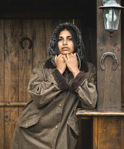 Femme  ajustant une cagoule  fourrure léopard grise waro