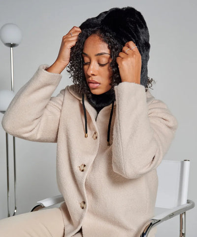 Femme en tenue d’hiver avec une cagoule fourrure  noire waro 