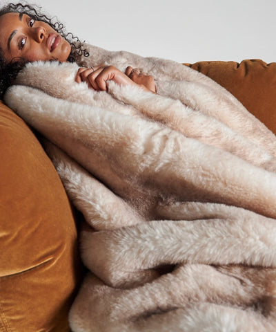 Plaid fausse fourrure waro beige entrelacé autours d’une femme