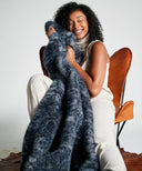  Plaid en fausse fourrure bleu nuit waro tenue dans les mains par une femme 