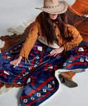 Plaid navajos bleu posé au sol sur une femme 