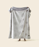 Plaid polaire gris snowflakes waro tendu par une personne