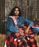 Plaid polaire canadien rouge waro posé sur les genoux d'une femme