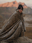 Plaid polaire wild  leopard waro entrelacé autour d’une femme à la montagne