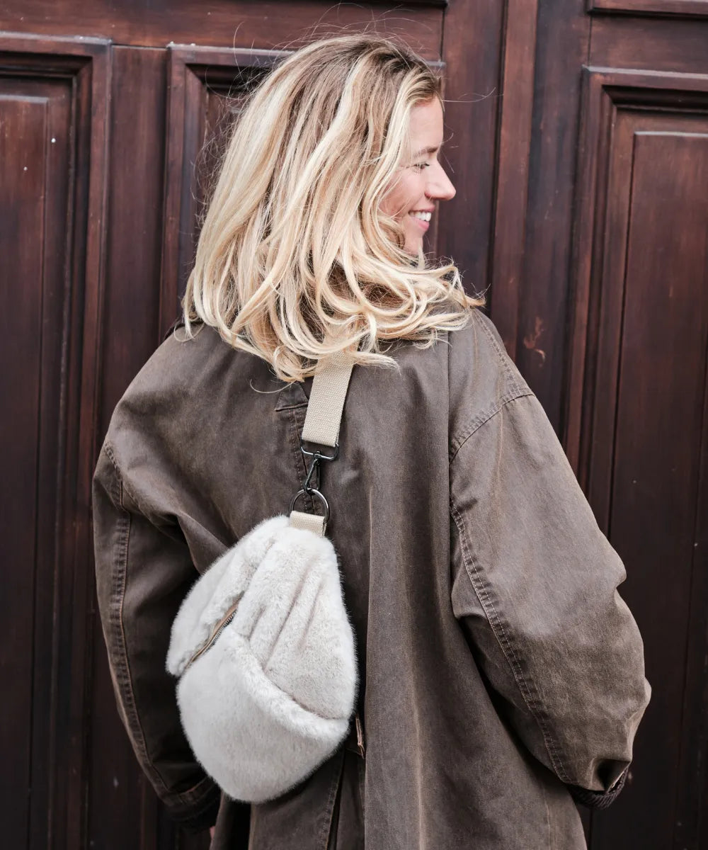 sac banane fourrure ivoire waro porte par une femme 