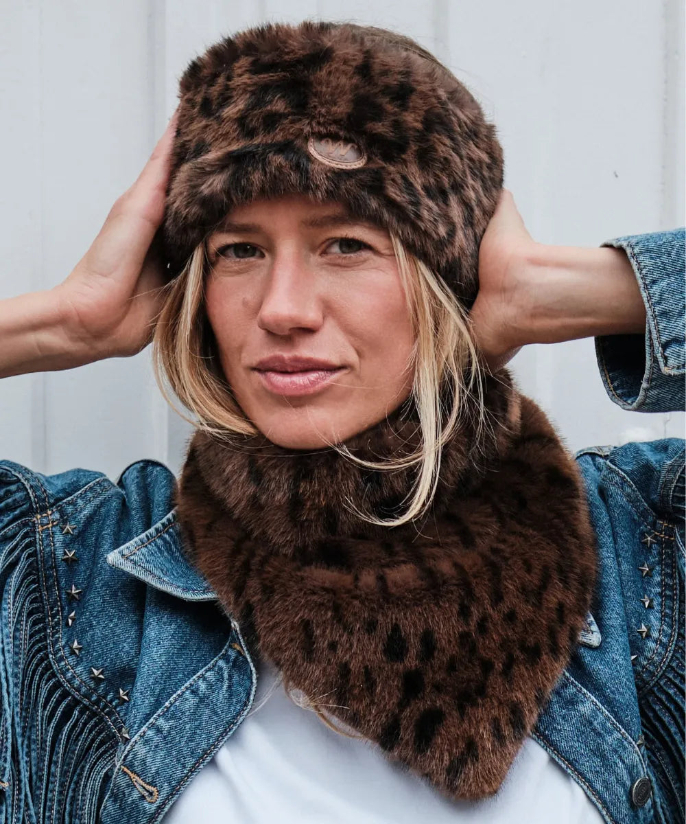 Bandana fourrure leopard foncé waro porte par une femme 