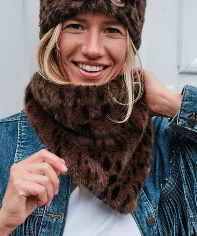 bandanna fourrure leopard marron waro porté par une femme